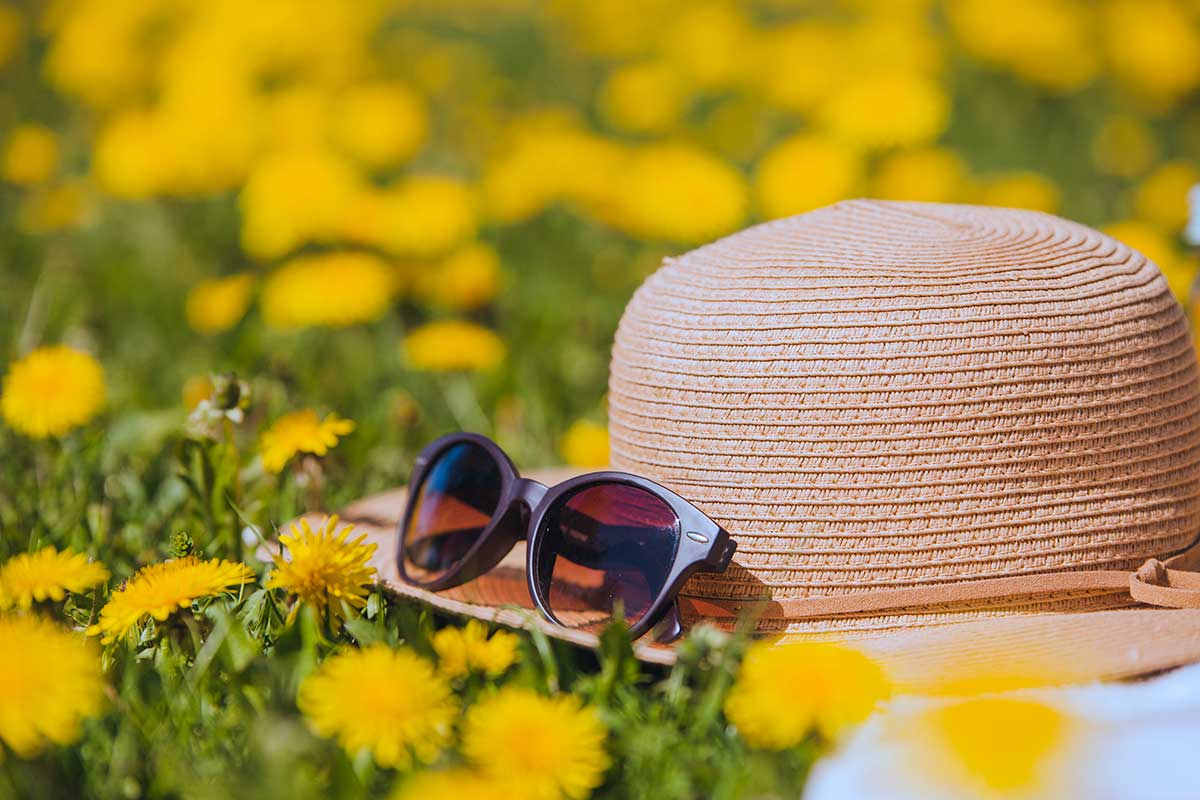 Detail photography of summer hat and sunglasses